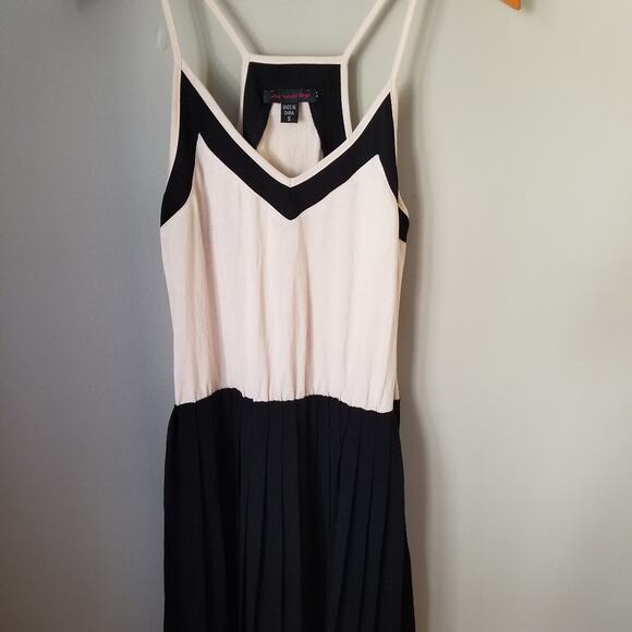 Leo Meets Virgo Pleated High Low V Neck Dress - Picture 3 of 8